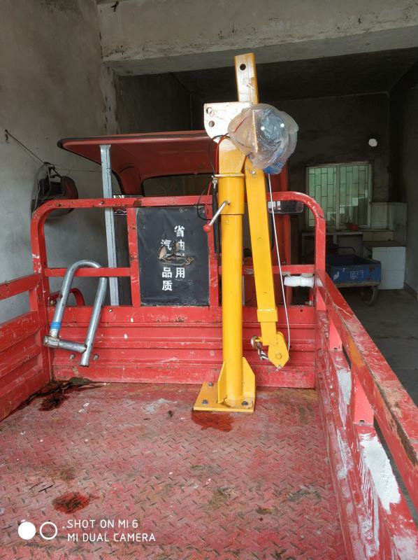 車(chē)載小吊機(jī)安裝在電動(dòng)車(chē)上