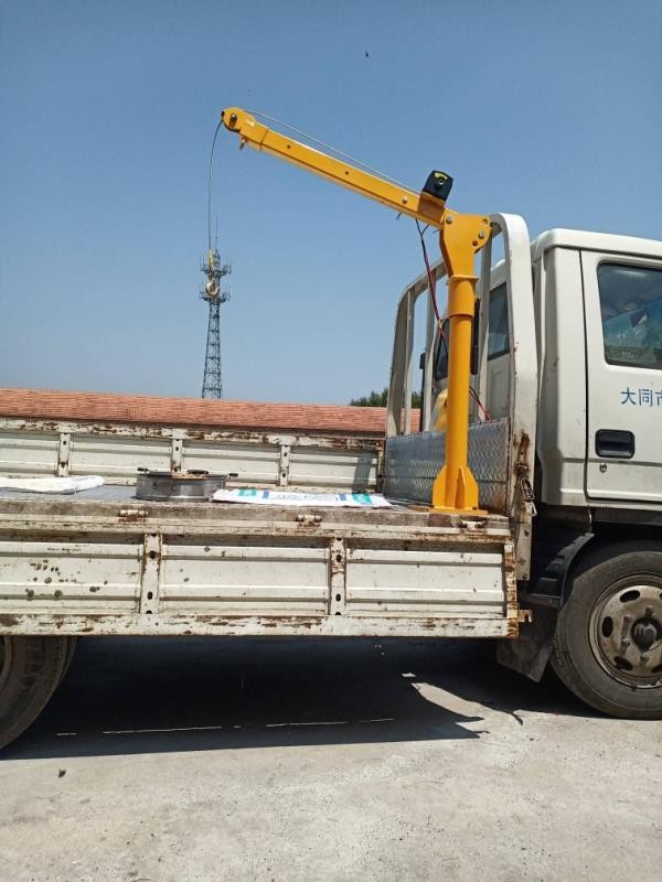 車載吊機在卡車上使用